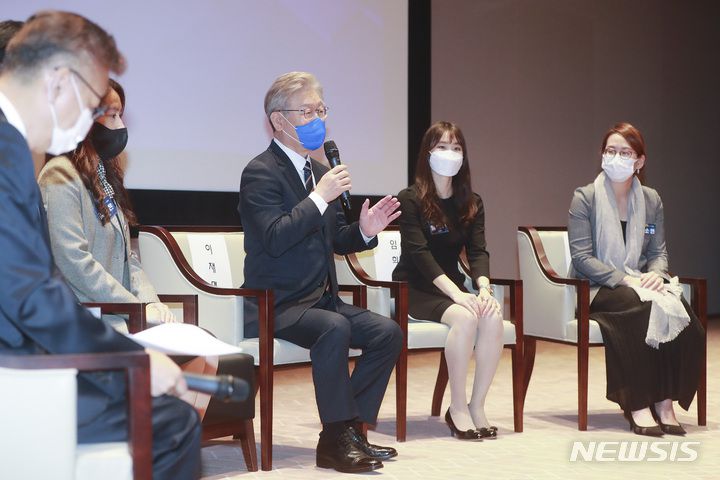 [서울=뉴시스] 국회사진기자단 = 이재명 더불어민주당 대선후보가 4일 서울 한국거래소에서 열린 '주식시장 발전과 개인투자자 보호를 위한 간담회'에서 발언하고 있다.  2021.11.04. photo@newsis.com