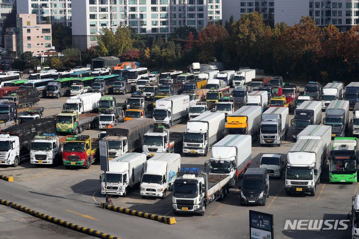 [서울=뉴시스] 배훈식 기자 = 요소수 품귀 현상이 계속된 지난 7일 오전 서울 양천구 서부트럭터미널에 화물차들이 운행을 멈춘 채 서 있다.  2021.11.07. dahora83@newsis.com