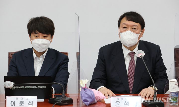 [서울=뉴시스] 전신 기자 = 윤석열 국민의힘 대선 후보와 이준석 대표가 8일 서울 여의도 국회에서 열린 최고위원회의에 참석하고 있다. (공동취재사진) 2021.11.08. photo@newsis.com
