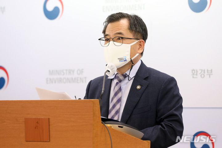 [세종=뉴시스] 강종민 기자 = 홍정기 환경부 차관이 8일 오전 정부세종청사에서 경유차 촉매제(요소수) 불법유통 정부합동 조사계획을 발표하고 있다. 2021.11.08. ppkjm@newsis.com