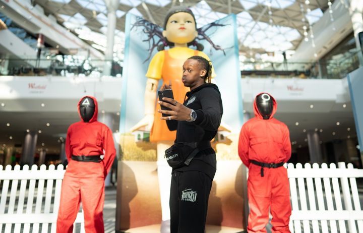 [런던=뉴시스]영국 런던 웨스트필드 쇼핑몰의 오징어게임 술래인형. (사진: 넷플릭스 트위터) 2021.11.8. *재판매 및 DB 금지