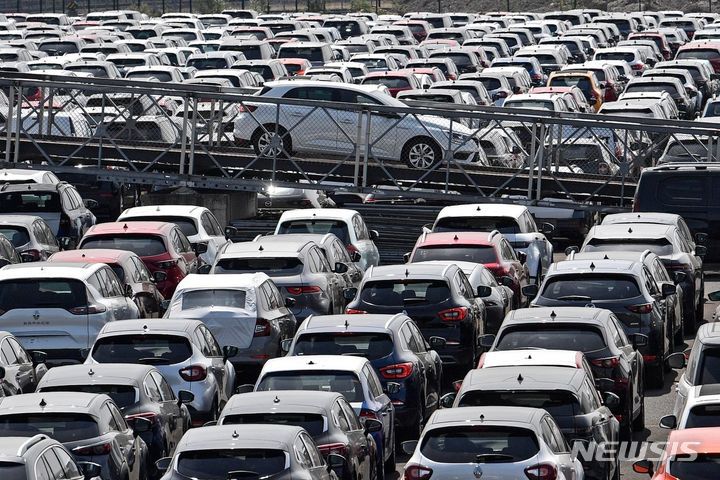 [뒤스부르크=AP/뉴시스] 독일 뒤스부르크에 있는 자동차 출고장. 자료사진. 2025.04.01