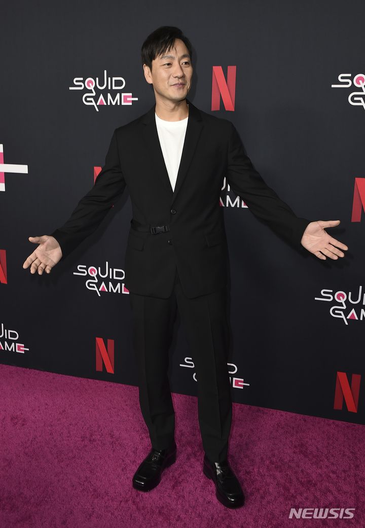 [로스앤젤레스=AP/뉴시스] 배우 박해수가 8일(현지시간) 미 캘리포니아주 로스앤젤레스의 할리우드 누이하우스에서 열리는 '오징어 게임' 프로모션 행사에 도착해 포토타임을 갖고 있다. 2021.11.09.