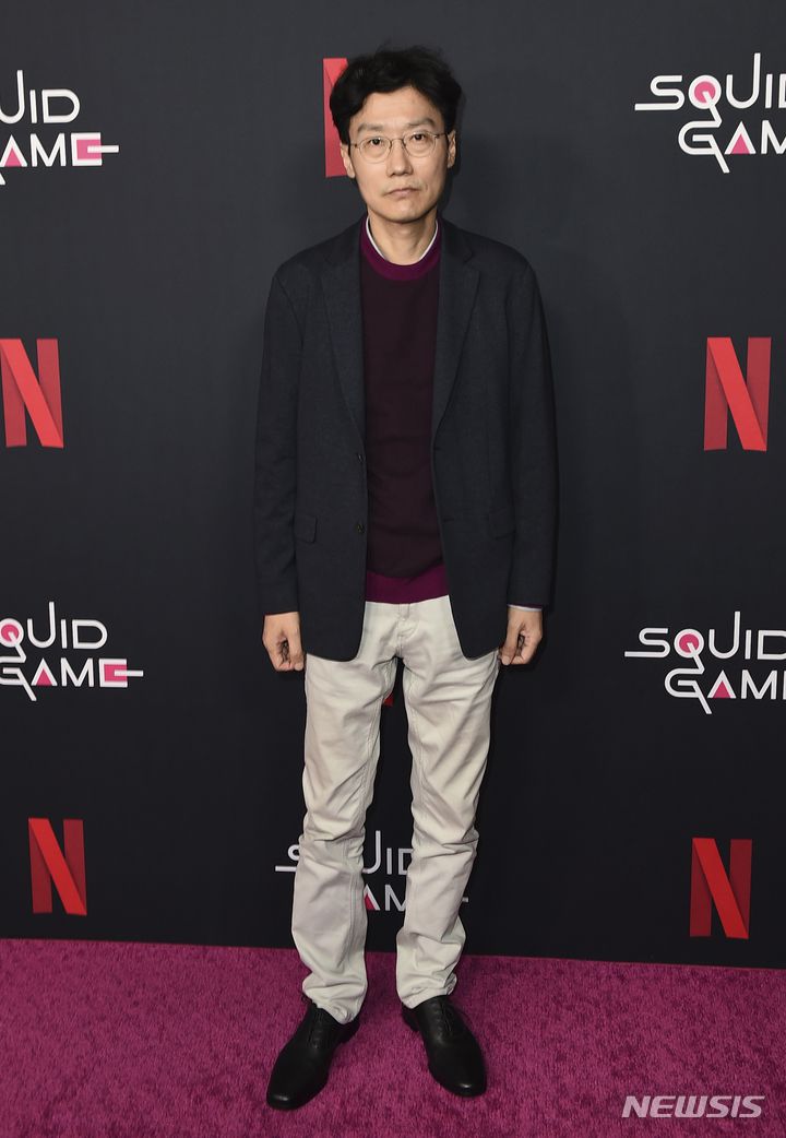 [로스앤젤레스=AP/뉴시스] 황동혁 감독이 8일(현지시간) 미 캘리포니아주 로스앤젤레스의 할리우드 누이하우스에서 열리는 '오징어 게임' 프로모션 행사에 도착해 포토타임을 갖고 있다. 2021.11.09.