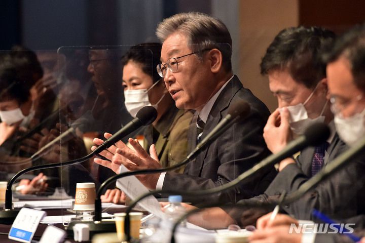 [서울=뉴시스] 국회사진기자단 = 이재명 더불어민주당 대선 후보가 10일 서울 중구 프레스센터에서 열린 관훈토론회에서 질문에 답변하고 있다. 2021.11.10. photo@newsis.com