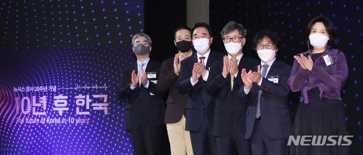 [서울=뉴시스]  조수정 기자 = 김형기 뉴시스 대표이사 사장이 10일 오전 서울 용산구 서울드래곤시티에서 열린 뉴시스 창사 20주년 '10년 후 한국' 포럼에서 참석자들과 기념촬영을 하고 있다. 왼쪽부터 염영남 뉴시스 편집국장, 오제욱 디오비스튜디오 대표, 박수현 청와대 국민소통수석, 김형기 뉴시스 대표이사 사장, 신장섭 싱가폴 국립대학 경제학 교수, 김지영 라엘코리아 대표. 2021.11.10. chocrystal@newsis.com