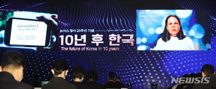 [서울=뉴시스]  조수정 기자 = 코리 시밀러 미국 라이트주립대학교 조직 리더십 교수가 10일 오전 서울 용산구 서울드래곤시티에서 열린 뉴시스 창사 20주년 '10년 후 한국' 포럼에서 기조연설(영상) 하고 있다. 2021.11.10. chocrystal@newsis.com