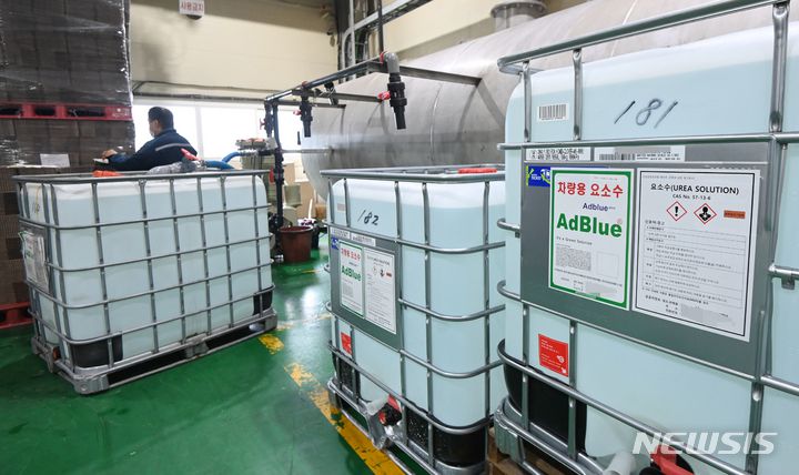 [안산=뉴시스] 김종택기자 = 경기도 안산시의 한 요소수 생산공장에서 요소수가 생산되고 있다. 2021.11.10.jtk@newsis.com