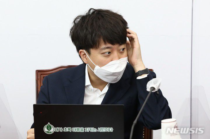 [서울=뉴시스] 전신 기자 = 이준석 국민의힘 대표가 11일 서울 여의도 국회에서 열린 최고위원회의에서 머리를 만지고 있다. (공동취재사진) 2021.11.11. photo@newsis.com