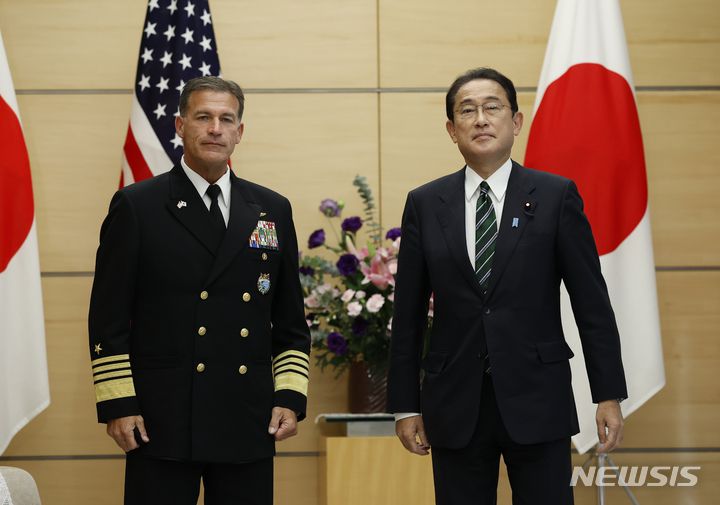 [도쿄=AP/뉴시스] 존 아퀼리노(왼쪽) 미 인도태평양 사령관이 11일 일본 도쿄 총리관저에서 기시다 후미오 일본 총리와 만나 기념촬영을 하고 있다. 2021.11.11.