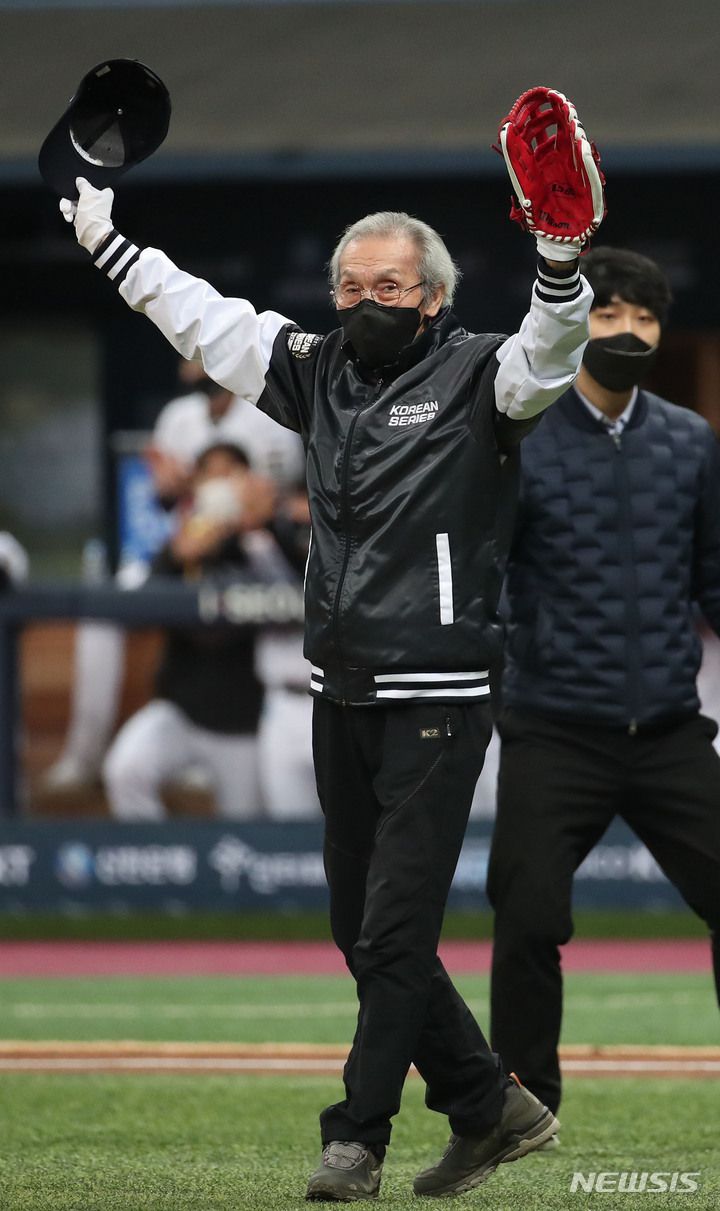 [서울=뉴시스] 박미소 기자 = 14일 오후 서울 구로구 고척스카이돔에서 열린 2021 프로야구 KBO리그 한국시리즈 1차전 KT위즈와 두산베어스의 경기에 앞서 '오징어게임'에 출연한 배우 오영수가 시구하고 있다. 2021.11.14. misocamera@newsis.com