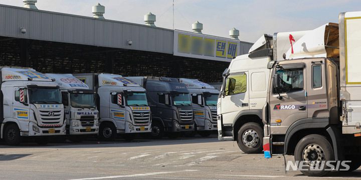 [군포=뉴시스] 권창회 기자 = 요소수 부족 현상이 지속되고 있는 15일 오전 경기 군포시 한 화물터미널에서 화물차량들이 주차돼 있다. 환경부는 차량용 요소수 약 180만L를 화물차들의 접근이 용이하고 이용 빈도가 높은 전국 100개 주유소에 13일부터 순차적으로 공급한다고 밝혔다. 2021.11.15. kch0523@newsis.com