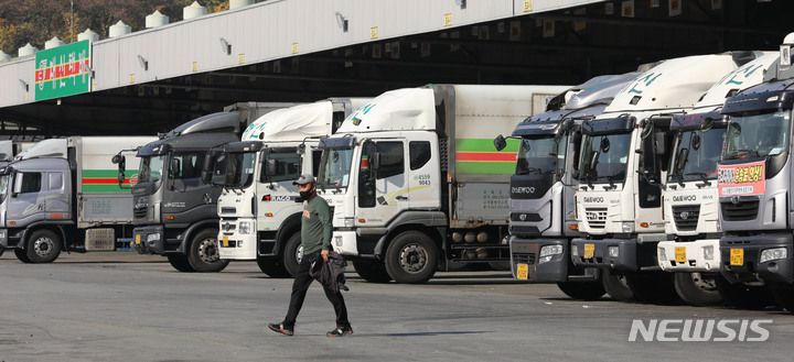 [군포=뉴시스] 권창회 기자 = 요소수 부족 현상이 지속되고 있는 15일 오전 경기 군포시 한 화물터미널에서 화물차량들이 주차돼 있다. 환경부는 차량용 요소수 약 180만L를 화물차들의 접근이 용이하고 이용 빈도가 높은 전국 100개 주유소에 13일부터 순차적으로 공급한다고 밝혔다. 2021.11.15. kch0523@newsis.com
