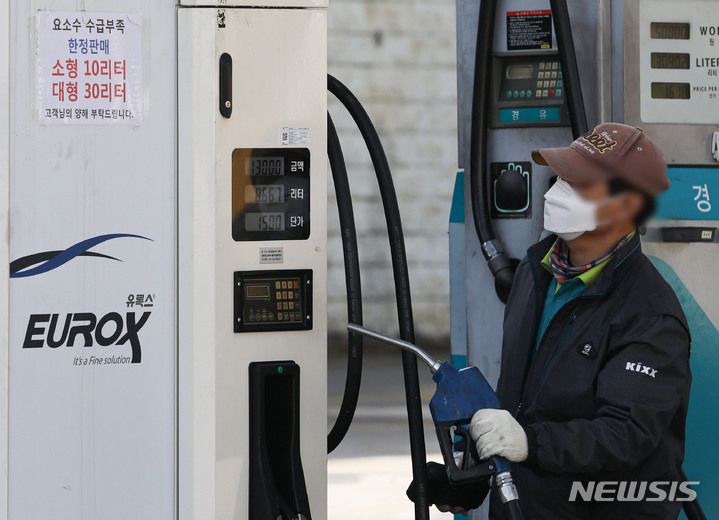 [군포=뉴시스] 권창회 기자 = 15일 오전 요소수 주요 거점지역 주유소 중 한 곳인 경기 군포시 한 주유소에서 관계자가 화물차에 요소수를 넣고 있다. 환경부는 차량용 요소수 약 180만L를 화물차들의 접근이 용이하고 이용 빈도가 높은 전국 100개 주유소에 13일부터 순차적으로 공급한다고 밝혔다. 2021.11.15. kch0523@newsis.com