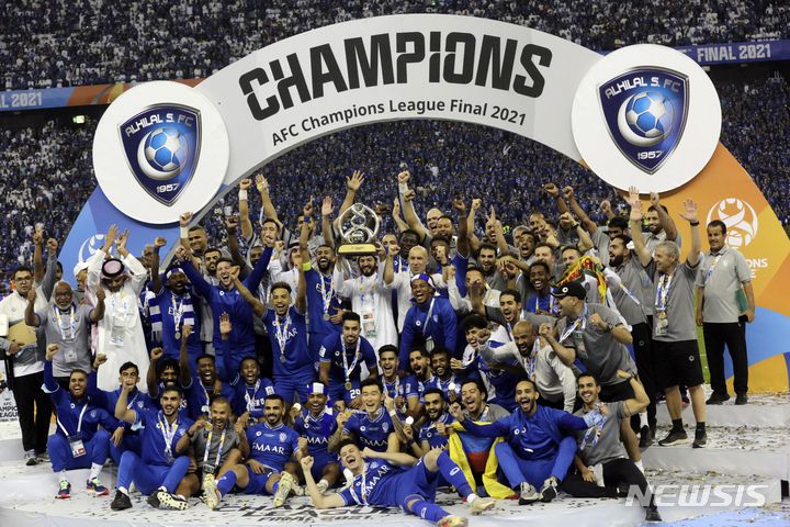 [리야드=AP/뉴시스] 사우디아라비아의 알힐랄 선수들이 23일(현지시간) 사우디아라비아 리야드의 킹 파흐드 인터내셔널 스타디움에서 열린 2021 아시아축구연맹(AFC) 챔피언스리그 결승전에서 포항 스틸러스를 꺾고 우승, 트로피를 들고 환호하고 있다. 알힐랄은 포항에 2-0 승리를 거두며 통산 4번째 우승을 차지했다. 2021.11.24.