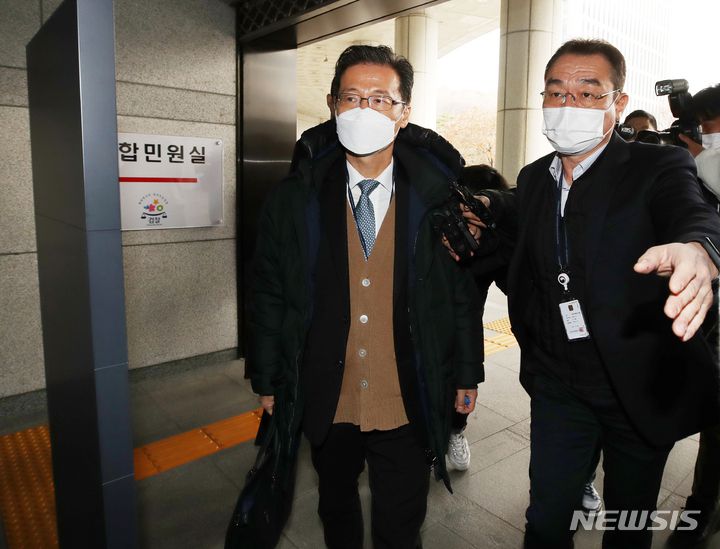 [서울=뉴시스] 조수정 기자 = 고위공직자범죄수사처(공수처) 수사관들이 지난 2021년 11월29일 오전 이성윤 서울고검장 공소장 유출사건 관련 압수수색을 위해 서울 서초구 대검찰청으로  들어가고 있다. 2021.11.29. chocrystal@newsis.com