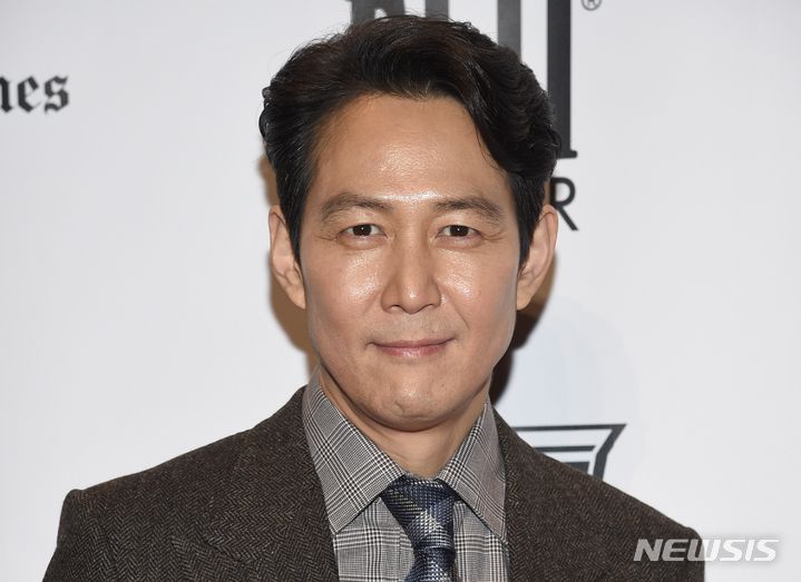 [뉴욕(미국)=AP/뉴시스] '오징어게임' 주연 이정재가 지난달 29일(현지시간) 미국 뉴욕의 치프리아니 월스트리트에서 열린 '2021 고담 어워즈'에 참석해 포토타임을 갖고 있다. 2021.12.17.