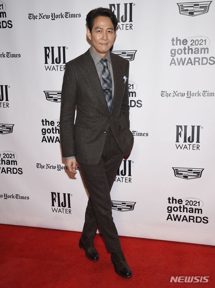 [뉴욕=AP/뉴시스] '오징어게임'의 배우 이정재가 29일(현지시간) 미국 뉴욕의 치프리아니 월스트리트에서 열린 '2021 고담 어워즈'에 참석해 포토타임을 갖고 있다. 2021.11.30.