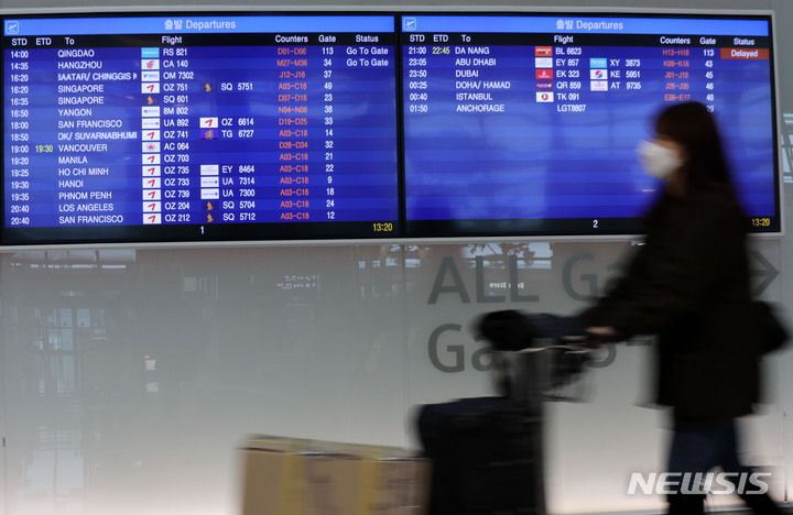 [인천공항=뉴시스] 고범준 기자 = 코로나19 새 변이 바이러스 '오미크론'이 유럽을 중심으로 빠르게 퍼지고 있는 30일 오후 인천국제공항 제1터미널 출국장에 항공기 출발 안내문이 보이고 있다. 2021.11.30. bjko@newsis.com