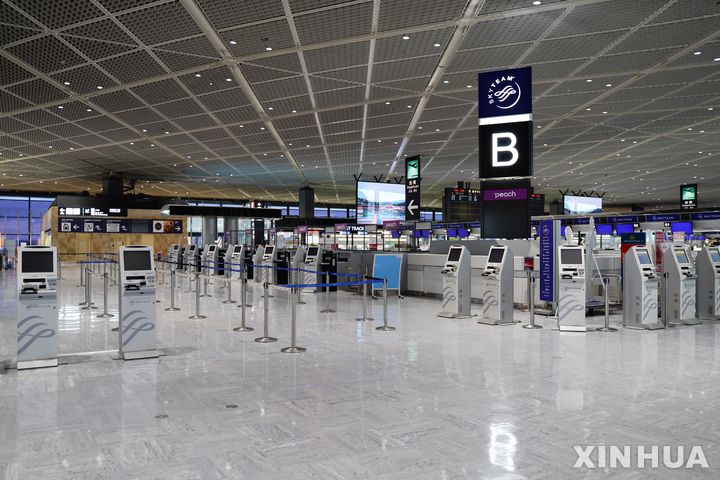 [나리타(일본)=신화/뉴시스]지난 11월 30일 일본 나리타 공항 국제선 구역이 텅 비어있다. 일본 정부는 이날부터 외국인 신규 입국 원칙 금지 조치를 시행했다. 코로나19 새 변이 바이러스인 오미크론 차단을 위해서다. 2021.12.01.