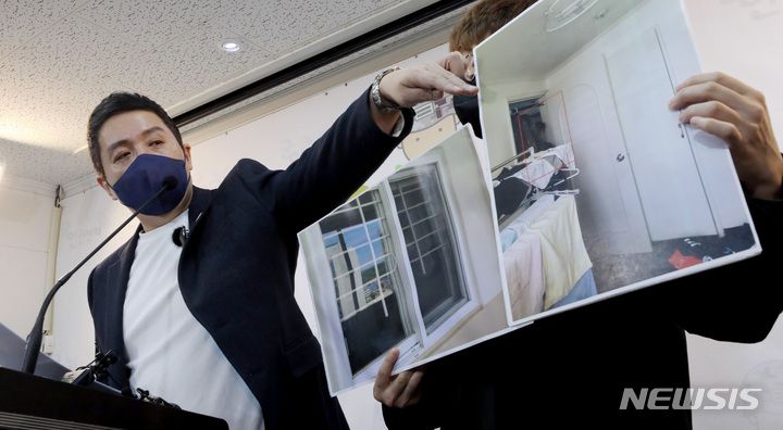 [서울=뉴시스] 김병문 기자 = 임태훈 군인권센터 소장이 1일 서울 마포구 군인권센터에서 열린 기자회견에서 공군 8전투비행단 성추행 사망사건과 관련해 가해자 녹취록과 사진자료를 공개하고 있다. 2021.12.01. dadazon@newsis.com