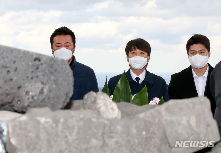 [제주=뉴시스] 우장호 기자 = 당무를 거부하고 전국 순회일정을 돌고 있는 이준석 국민의힘 대표가 2일 오후 제주시 봉개동 제주4·3평화공원을 방문해 희생자 영령에 참배하고 있다. 2021.12.02. woo1223@newsis.com