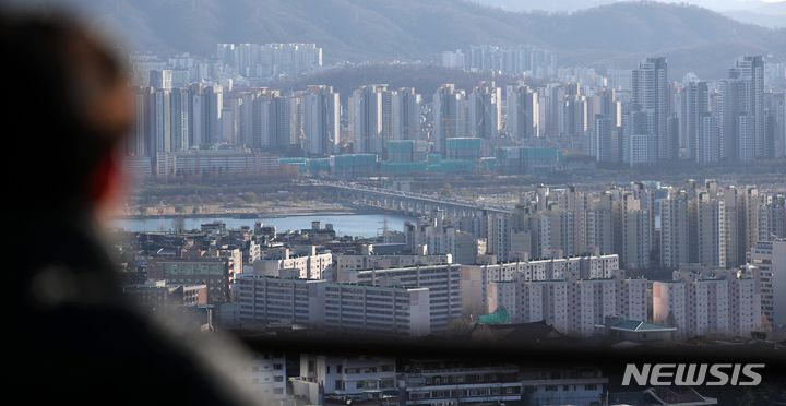 [서울=뉴시스] 조성우 기자 = 서울 중구 남산에서 시내 아파트 단지가 내려다보이고 있다. 2021.12.03. xconfind@newsis.com
