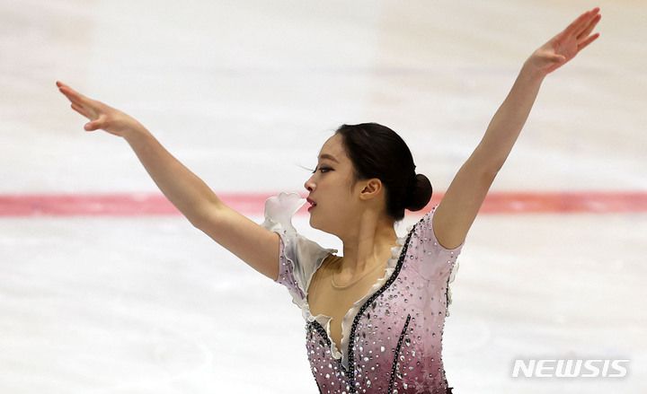 [의정부=뉴시스] 홍효식 기자 = 유영이 5일 경기도 의정부 실내빙상장에서 열린 2021 KB금융 전국남녀 피겨스케이팅 회장배 랭킹대회에서 멋진 연기를 펼치고 있다. 2021.12.05. yesphoto@newsis.com