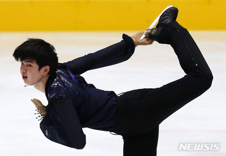 [의정부=뉴시스] 홍효식 기자 = 차준환이 5일 경기도 의정부 실내빙상장에서 열린 2021 KB금융 전국남녀 피겨스케이팅 회장배 랭킹대회에서 멋진 연기를 펼치고 있다. 2021.12.05. yesphoto@newsis.com