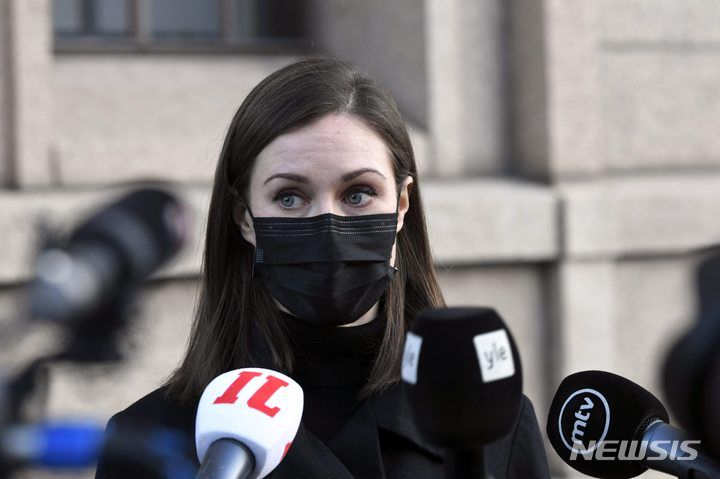 [헬싱키(핀란드)=AP/뉴시스] 산나 마린 핀란드 총리가 8일(현지시간) 수도 헬싱키 의회 앞에서 취재진 질문에 답하고 있다. 2021.12.09.