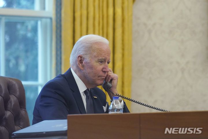 [워싱턴=AP/뉴시스] 조 바이든 미국 대통령이 24일(현지시간) 이집트 압델 파타 엘시시 대통령과의 전화 통화에서 케렘 샬롬 검문소에서 유엔의 인도주의적 구호 물자와 연료 공급을 재개하기로 합의했다고 CNN이 보도했다. 사진은 바이든 대통령이 백악관 집무실에서 통화하는 모습. 2024.05.25.