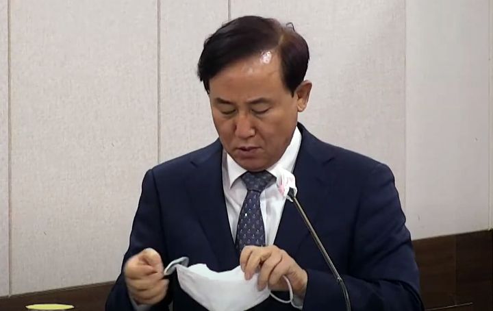 [서울=뉴시스] 대장동 개발과 관련해 뒷돈을 챙긴 혐의로 구속영장이 청구된 유한기 전 성남도시개발공사 개발사업본부장(현 포천도시공사 사장)이 10일 오전 숨진 채 발견됐다. 사진은 지난 6월 9일 포천시의회 정례회에 참석한 유 전 본부장 모습. (사진=포천시의회 유튜브 캡쳐) 2021.12.10. photo@newsis.com *재판매 및 DB 금지