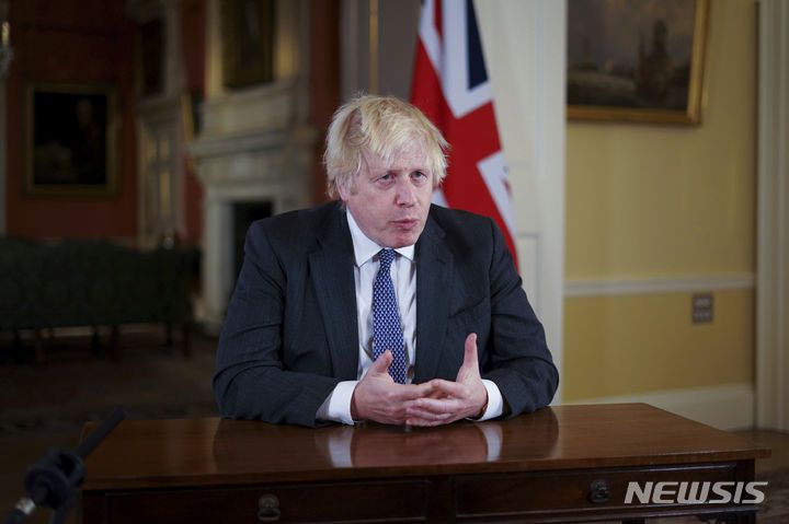 [런던(영국)=AP/뉴시스] 보리스 존슨 영국 총리가 지난 12일(현지시간) 런던 다우닝가에서 대국민 연설을 하고 있다. 2021.12.14.