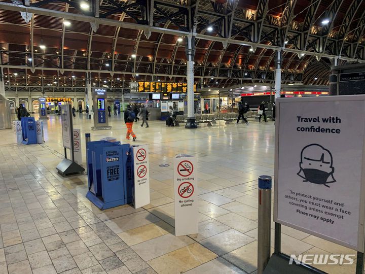 [런던=AP/뉴시스]영국의 재택 근무 권고가 시작된 13일(현지시간) 오전 영국 런던의 패딩턴 역이 한산하다. 2021.12.13.