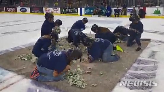 [서울=뉴시스] 미국 사우스다코타주에서 열린 교사 대상 현금 줍는 자선 행사. (사진=트위터 캡처) 2021.12.14