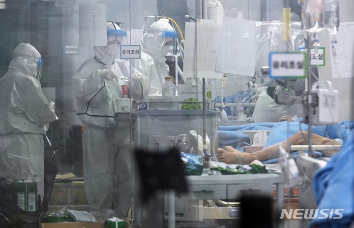 [오산=뉴시스] 김종택기자 = 코로나19 확진자와 중환자가 급증하고 있는 15일 오전 코로나19 거점전담병원으로 지정된 경기도 오산시 한국병원 중환자실에서 의료진이 분주하게 움직이고 있다. 중앙방역대책본부는 이날 0시 기준으로 신규 확진자가 7850명 늘어 누적 53만6495명이라고 밝혔다. 이날 집계된 위중증 환자는 964명으로 전날보다 58명 늘면서 이틀 연속 900명대를 기록했다. 2021.12.15.jtk@newsis.com