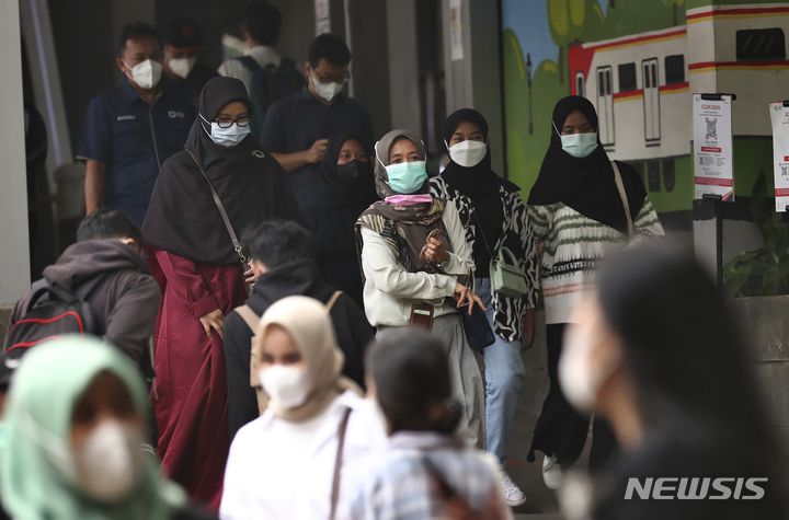 [자카르타=AP/뉴시스] 16일(현지시간) 인도네시아 자카르타의 한 기차역에서 마스크를 쓴 여행객들이 나오고 있다. 인도네시아 정부는 인도네시아에서 처음으로 오미크론 변이 감염이 확인됐다고 발표했다. 2021.12.16.