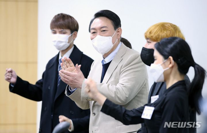 [서울=뉴시스] 전신 기자 = 윤석열 국민의힘 대선 후보가 18일 서울 여의도 국회 의원회관에서 열린 청년보좌역 공개 모집 현장을 방문해 면접자들을 격려하고 있다. 2021.12.18. photo1006@newsis.com