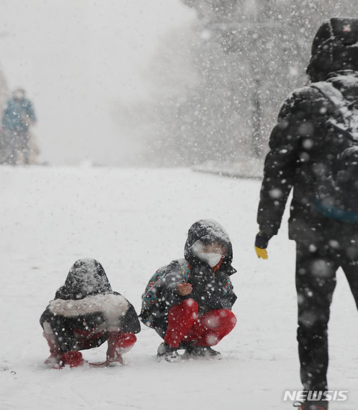 꼼지락 꼼지락 고사리 손으로 눈을 뭉쳐보자[서울=뉴시스] 조수정 기자 = 올 겨울 첫 대설주의보가 발령된 18일 오후 서울 서대문구에서 어린이들이 엄마아빠와 즐거운 시간을 보내고 있다. chocrystal@newsis.com