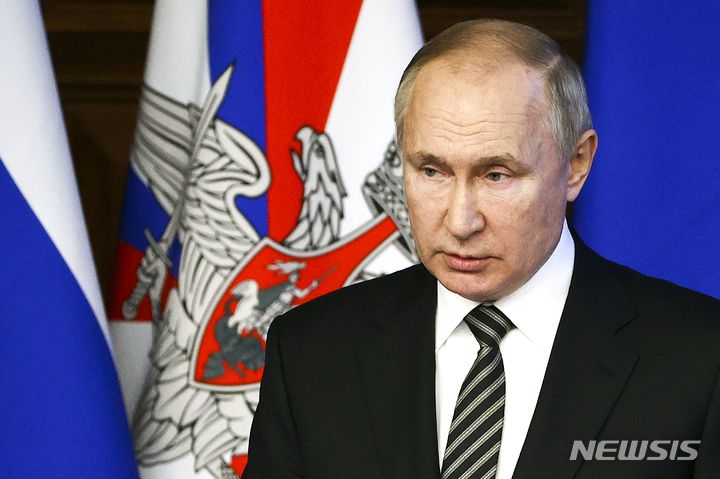 [모스크바(러시아)=AP/뉴시스] 블라디미르 푸틴 러시아 대통령이 지난해 12월21일(현지시간) 모스크바 국가방위 통제센터에서 열린 국방위원회 확대 간부회의에 참석해 연설하고 있다. 2022.01.08.