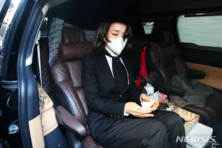 [서울=뉴시스] 국회사진기자단 = 윤석열 국민의힘 대선 후보의 부인 김건희 코바나컨텐츠 대표가 26일 서울 여의도 국민의힘 당사에서 자신의 허위 이력 의혹과 관련해 입장문 발표를 마친 뒤 당사를 나서고 있다. 2021.12.26. photo@newsis.com