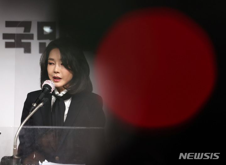 [서울=뉴시스] 국회사진기자단 = 윤석열 국민의힘 대선 후보의 부인 김건희 코바나컨텐츠 대표가 26일 서울 여의도 국민의힘 당사에서 자신의 허위 이력 의혹과 관련해 입장문을 발표하고 있다. 2021.12.26. photo@newsis.com
