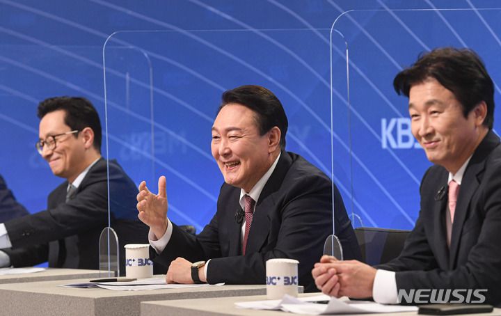 [서울=뉴시스] 국회사진기자단 = 윤석열 국민의힘 대선 후보가 28일 서울 양천구 한국방송회관에서 열린 한국방송기자클럽 초청 토론회에서 발언하고 있다. 2021.12.28. photo@newsis.com