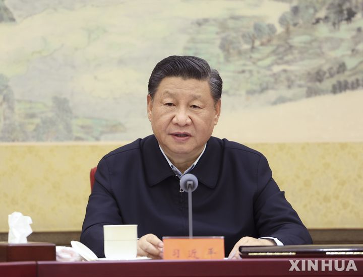 [베이징=신화/뉴시스] 시진핑 중국 국가 주석이 지난해 12월 28일 베이징에서 열린 중국공산당 중앙위원회 정치국 회의를 주재하며 발언하고 있다. 2022.01.03.