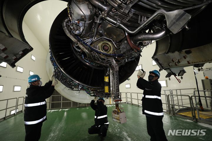 [인천=뉴시스] 이영환 기자 = 인천 중구 대한항공 엔진 테스트셀에서 정비사들이 에어버스 A330 기종에 사용되는 PW4170 엔진 점검을 하고 있다. 엔진 테스트셀에 입고된 엔진은 오일·연료 계통, 진동·출력 검사 등을 통해 하늘에서 정상적인 성능을 낼 수 있도록 30여 시간에 걸쳐 확인한다. 정비사들이 구슬땀 흘려 정비한 항공기 엔진이 2022년 임인년 (壬寅年)에는 코로나19를 넘어 더 많은 승객과 화물을 싣고 비상하길 바라 본다. 2021.12.29. 20hwan@newsis.com