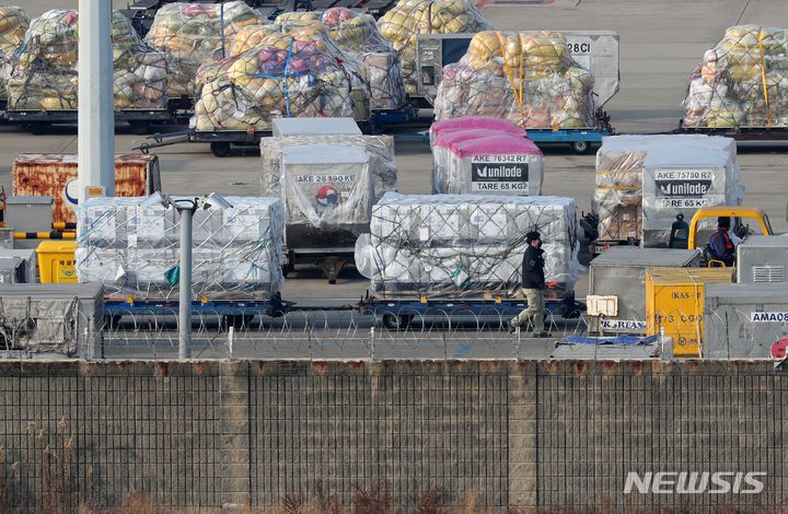 [인천공항=뉴시스] 지난해 12월29일 오후 인천국제공항 화물터미널에 도착한 화이자 백신 487만6000회 분을 수송 관계자들이 운반하고 있다. (사진=뉴시스DB). 2022.02.02. photo@newsis.com