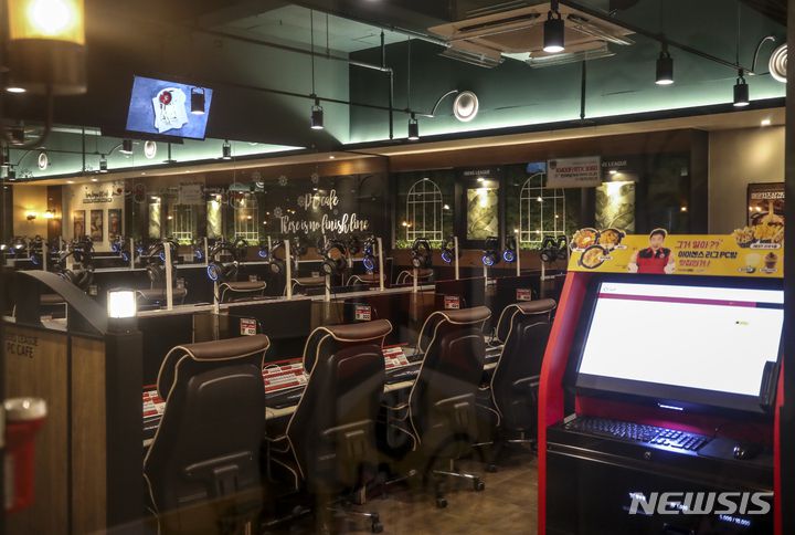 [서울=뉴시스] 정병혁 기자 = 지난 10년간 실시됐던 청소년의 심야 시간대 게임 이용을 제한하는 셧다운제가 지난 1일부터 폐지됐다. 2011년 11월 20일 시행된 셧다운제는 16세 미만 청소년의 0~6시 게임 이용을 제한하는 제도였다. 하지만 이 제도는 게임산업에 부정적인 영향을 미쳤고, 청소년 수면권 보장 등 당초 목적 달성에도 실패하며 실효성 논란이 끊이지 않았다. 또한 국가가 일방적으로 게임이용을 제한해 청소년의 자기결정권 및 문화권 침해 소지가 있었다. 사진은 2일 오전 서울시내에 위치한 PC방의 모습. 2022.01.02. jhope@newsis.com