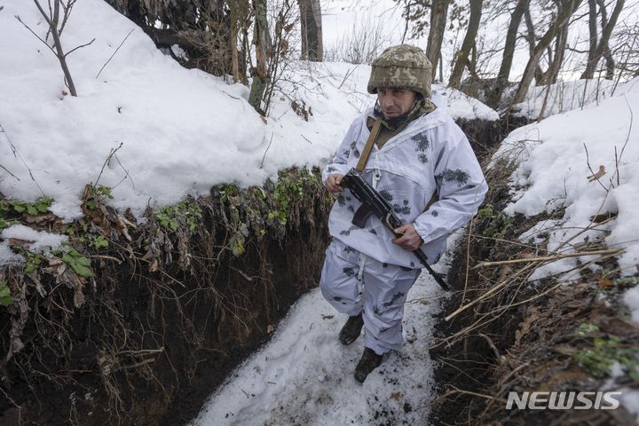 [도네츠크=AP/뉴시스] 2일(현지시간) 우크라이나 도네츠크 지역 친 러시아 반군과의 대치선에서 우크라이나군 병사가 순찰하고 있다. 2022.01.03.