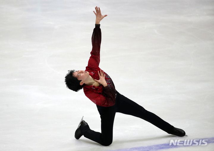 [의정부=뉴시스] 고범준 기자 = 9일 오후 경기도 의정부 실내빙상장에서 열린 KB금융 코리아 피겨스케이팅 챔피언십 2022(제76회 전국 남녀 피겨스케이팅 종합선수권대회 겸 2022년 베이징 동계 올림픽 대표 2차 선발전) 남자 싱글 프리스케이팅에서 이시형(고려대)이 멋진 연기를 펼치고 있다. 2022.01.09. bjko@newsis.com