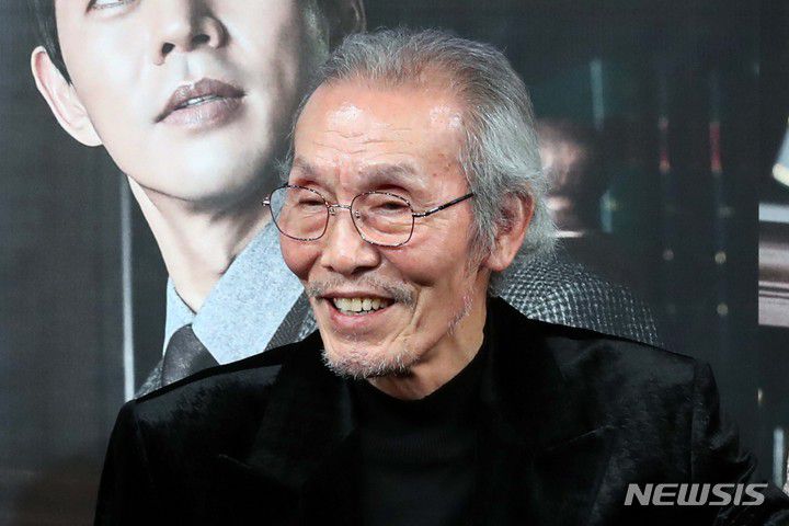 [서울=뉴시스] 박진희 기자 = 넷플릭스 시리즈 '오징어 게임'의 배우 오영수가 9일(현지 시각) 미국 로스앤젤레스 비벌리힐즈 호텔에서 열린 제79회 골든 글로브(Golden Globe) 시상식 TV 남우조연상 부문에서 남우조연상을 받았다. 사진은 지난해 12월 8일 서울 종로구 예스24스테이지에서 열린 연극 '라스트 세션' 기자간담회에 참석한 모습. 2022.01.10. pak7130@newsis.com